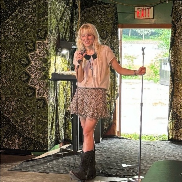 Meet your Posher, Natalie - Picture 1 of 2